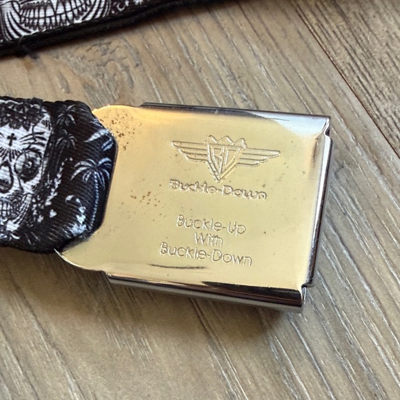 Buckle-Down Skull Graphic Belt in Black and White - Picture 9 of 10
